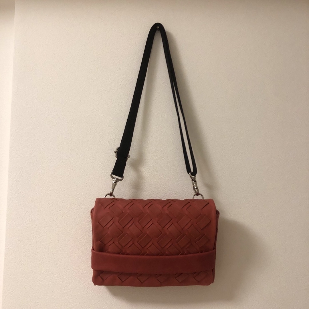 shion シオン　ショルダーレザーバッグ　赤レッド　革鞄　ハンドバッグ　手仕事 レディースのバッグ(ショルダーバッグ)の商品写真