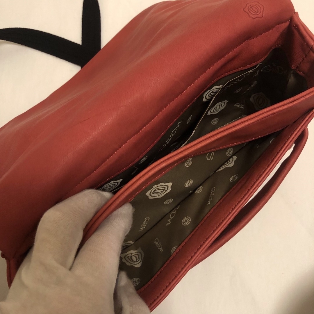 shion シオン　ショルダーレザーバッグ　赤レッド　革鞄　ハンドバッグ　手仕事 レディースのバッグ(ショルダーバッグ)の商品写真