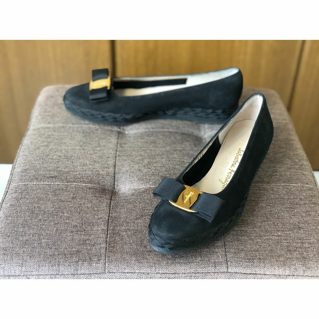 Salvatore Ferragamo(サルヴァトーレフェラガモ)のフェラガモ|US5.5C|23㎝|ヴァラフラットパンプス||黒|k1120 レディースの靴/シューズ(ハイヒール/パンプス)の商品写真