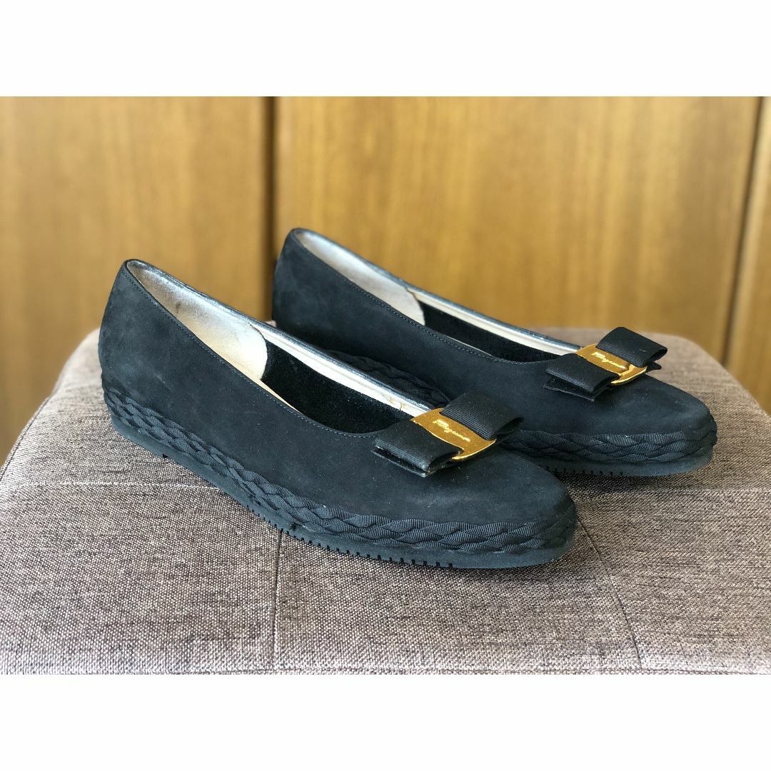 Salvatore Ferragamo(サルヴァトーレフェラガモ)のフェラガモ|US5.5C|23㎝|ヴァラフラットパンプス||黒|k1120 レディースの靴/シューズ(ハイヒール/パンプス)の商品写真