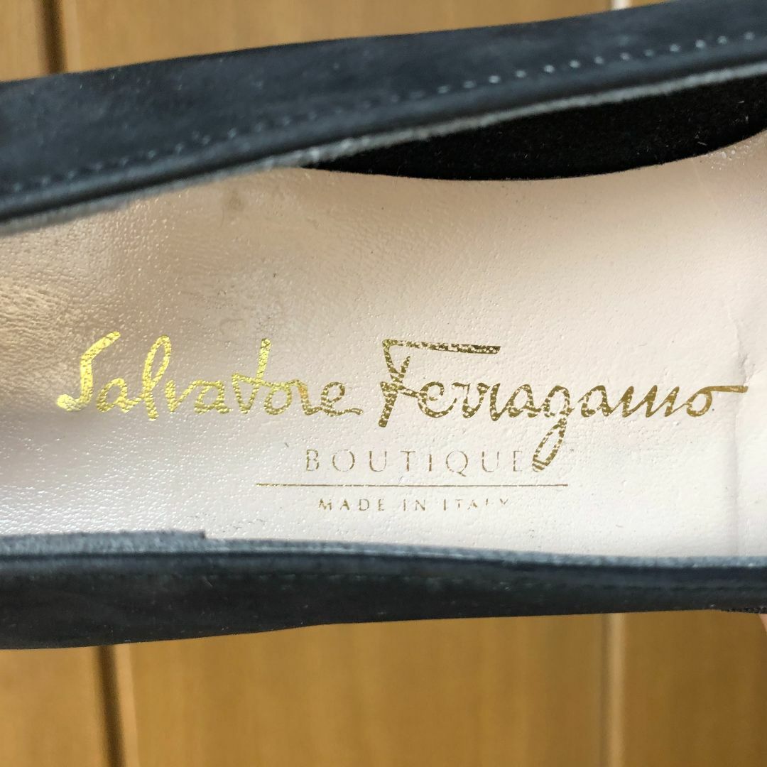 Salvatore Ferragamo(サルヴァトーレフェラガモ)のフェラガモ|US5.5C|23㎝|ヴァラフラットパンプス||黒|k1120 レディースの靴/シューズ(ハイヒール/パンプス)の商品写真