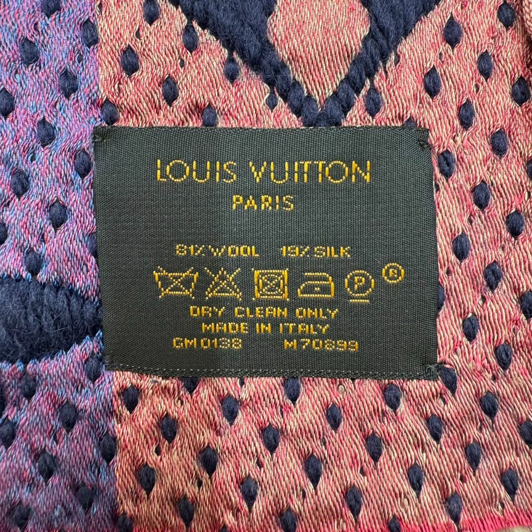 LOUIS VUITTON(ルイヴィトン)のLOUIS VUITTON ルイ ヴィトン エシャルプ ロゴマニア レインボー マフラー ネイビー M70899 GM0138 メンズ レディース モノグラム マルチカラー ブルー レディースのファッション小物(マフラー/ショール)の商品写真