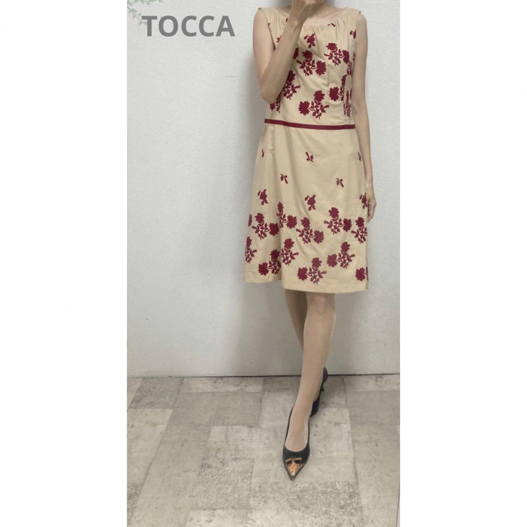 TOCCA(トッカ)のトッカ TOCCA 刺繍花柄ワンピース2 ベージュ　エンブロイダリー　結婚式 レディースのワンピース(ひざ丈ワンピース)の商品写真