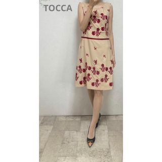 トッカ(TOCCA)のトッカ TOCCA 刺繍花柄ワンピース2 ベージュ　エンブロイダリー　結婚式(ひざ丈ワンピース)