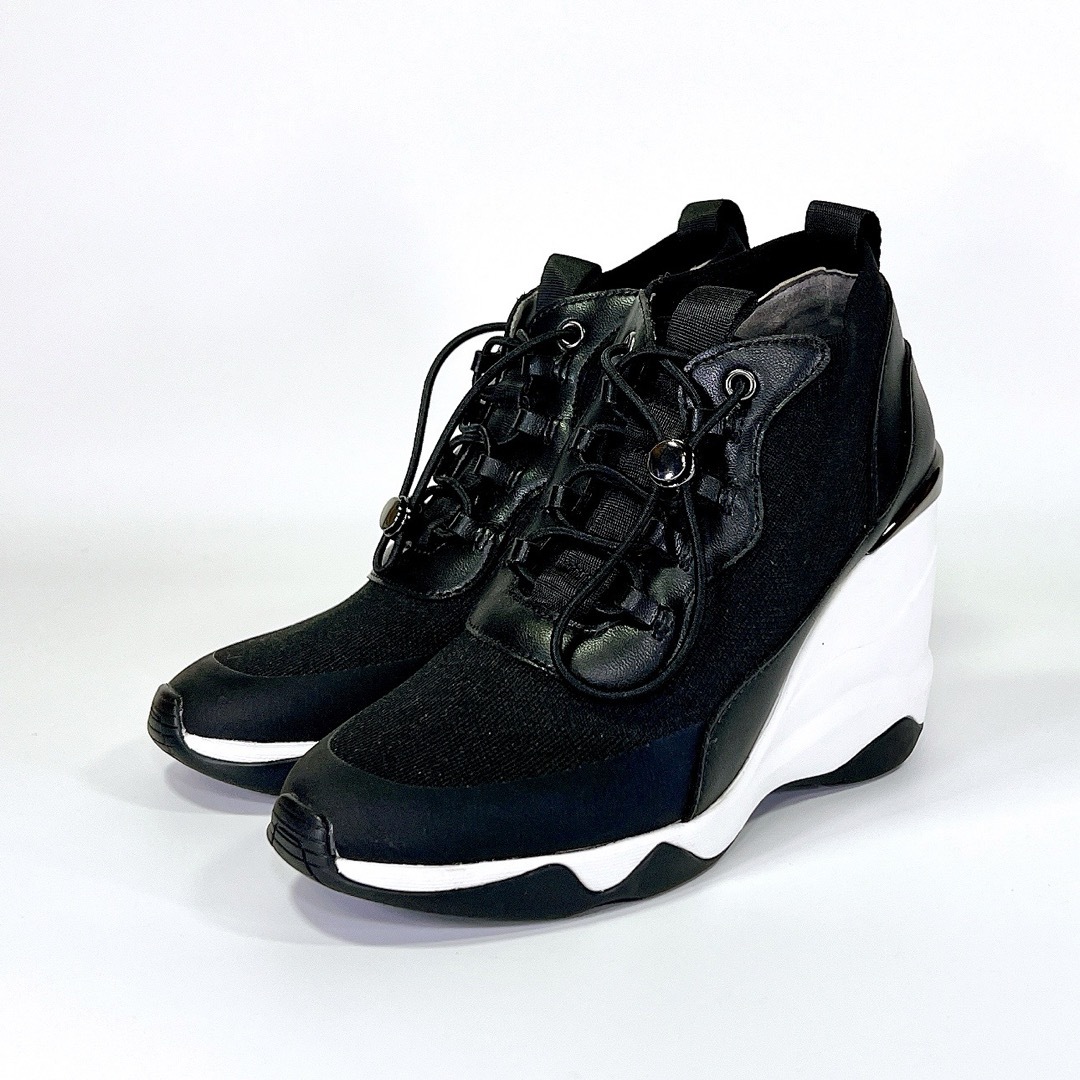DIANA(ダイアナ)の【新品未使用】ダイアナ ＋diana ヒールアップ スニーカー 黒 白 22.5 レディースの靴/シューズ(スニーカー)の商品写真