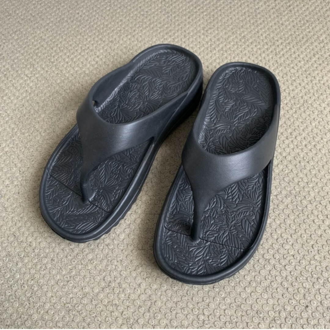 リカバリー トングサンダル 黒 23.5cm 24cm フラット ビーサン 安い レディースの靴/シューズ(サンダル)の商品写真