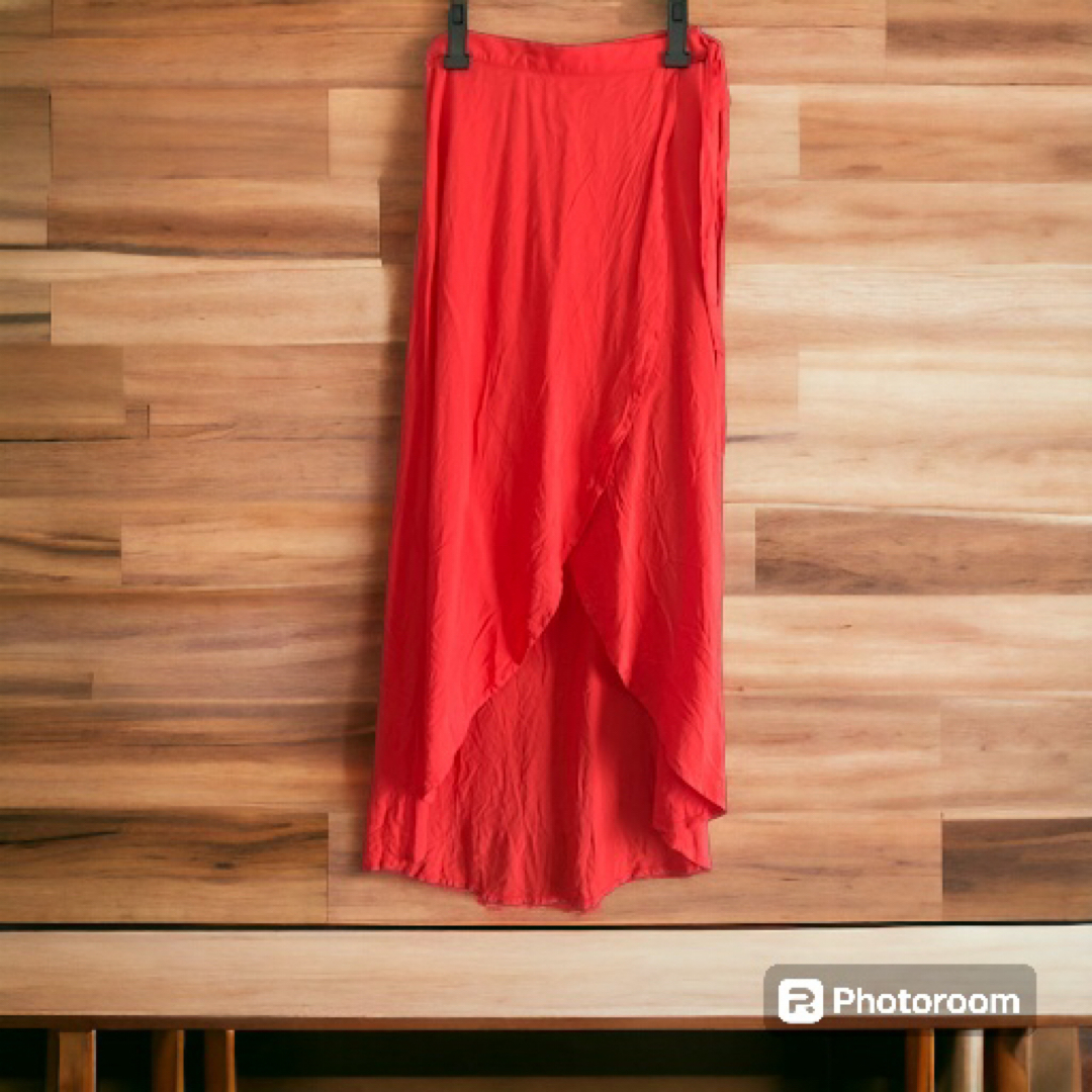 H&M(エイチアンドエム)の新品タグ付　H&M ラップスカート　赤　ロング レディースのスカート(ロングスカート)の商品写真