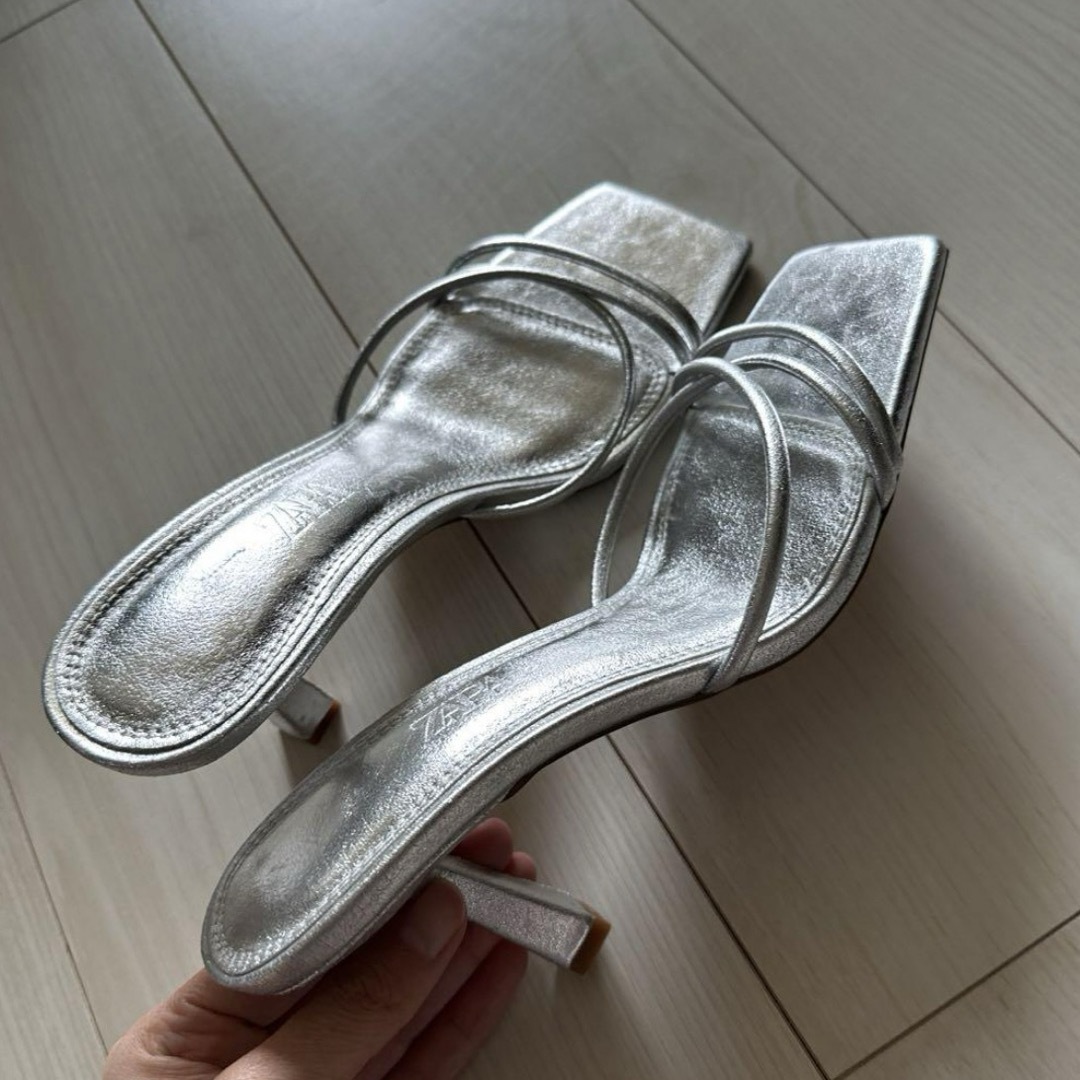 ZARA シルバー　ミュール レディースの靴/シューズ(ミュール)の商品写真