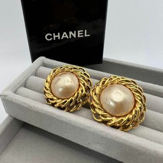 シャネル(CHANEL)の【箱付き】CHANEL パール付き　ゴールドイヤリング(イヤリング)