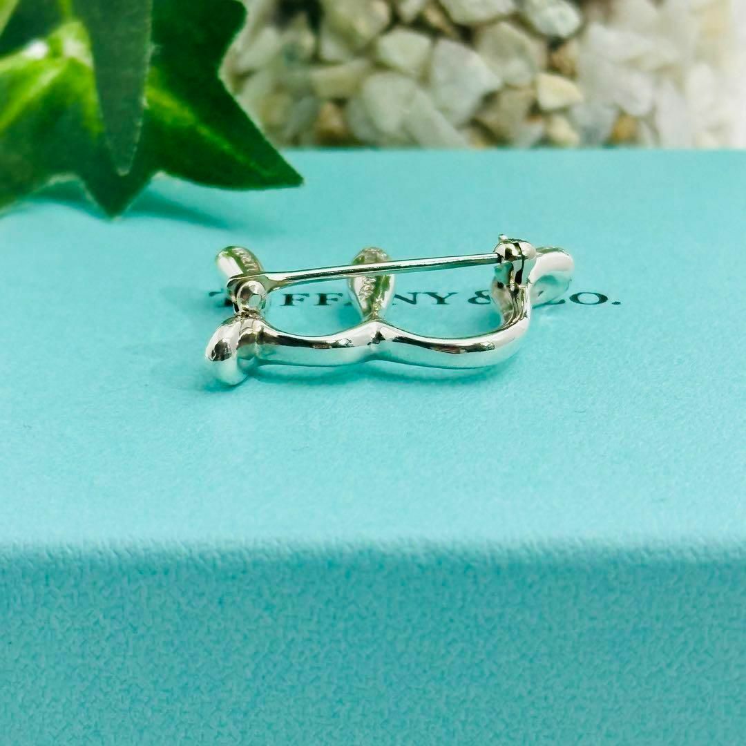 Tiffany & Co.(ティファニー)のTiffany ティファニー　ブローチ　イニシャル　M 安全ピン　コサージュ レディースのアクセサリー(ブローチ/コサージュ)の商品写真