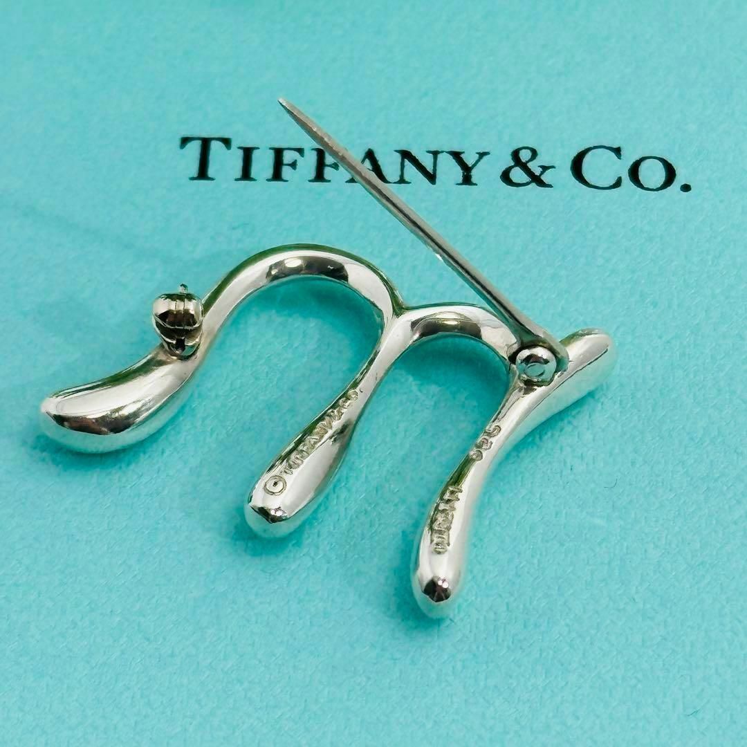 Tiffany & Co.(ティファニー)のTiffany ティファニー　ブローチ　イニシャル　M 安全ピン　コサージュ レディースのアクセサリー(ブローチ/コサージュ)の商品写真