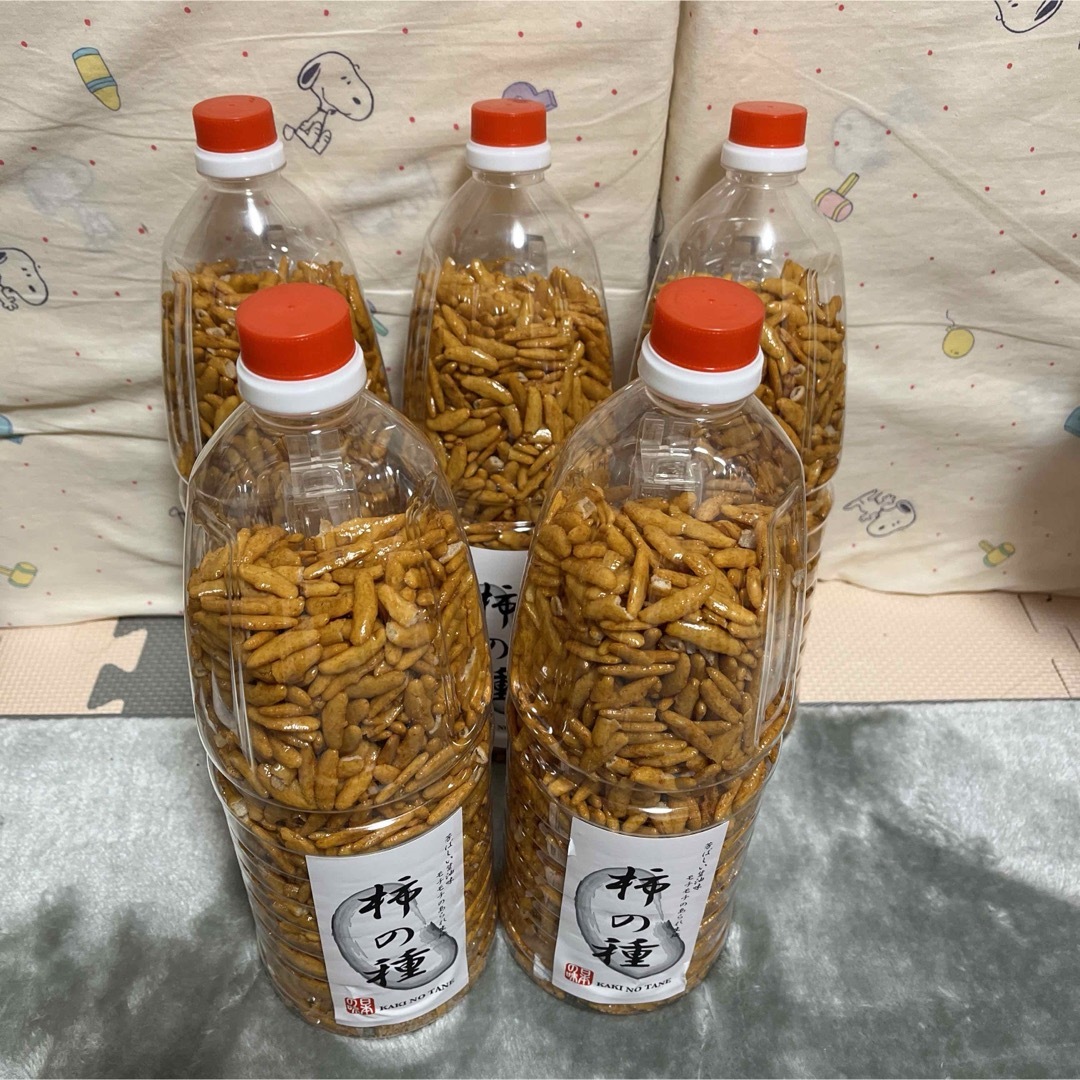 柿の種　550gボトル入り　２本 食品/飲料/酒の食品(菓子/デザート)の商品写真