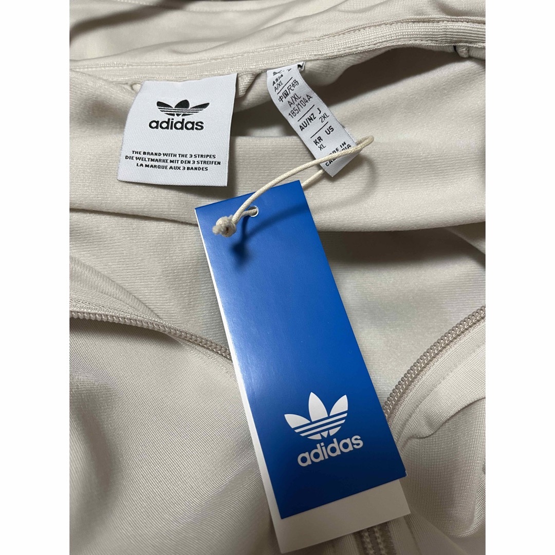 adidas(アディダス)の新品　アディダス　トラックジャケット　ジェンダーニュートラル　2XL   メンズのトップス(ジャージ)の商品写真