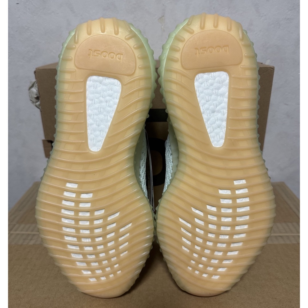 YEEZY（adidas）(イージー)の新品未使用品　adidas Yeezy Boost 350 V2  メンズの靴/シューズ(スニーカー)の商品写真