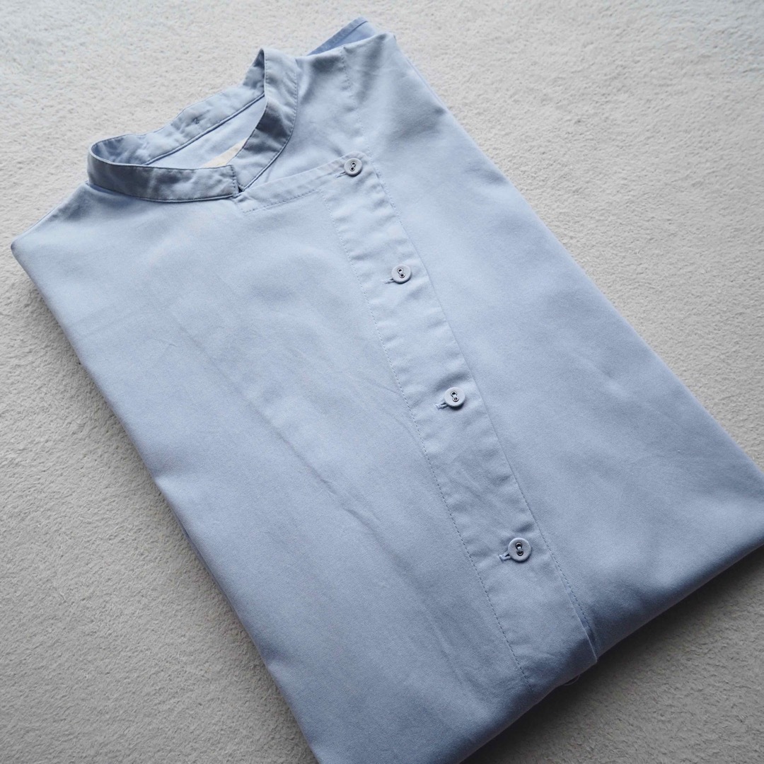 LOISIR バンドカラー コットン ロングシャツ 長袖 ゆったり ブルー レディースのトップス(シャツ/ブラウス(長袖/七分))の商品写真