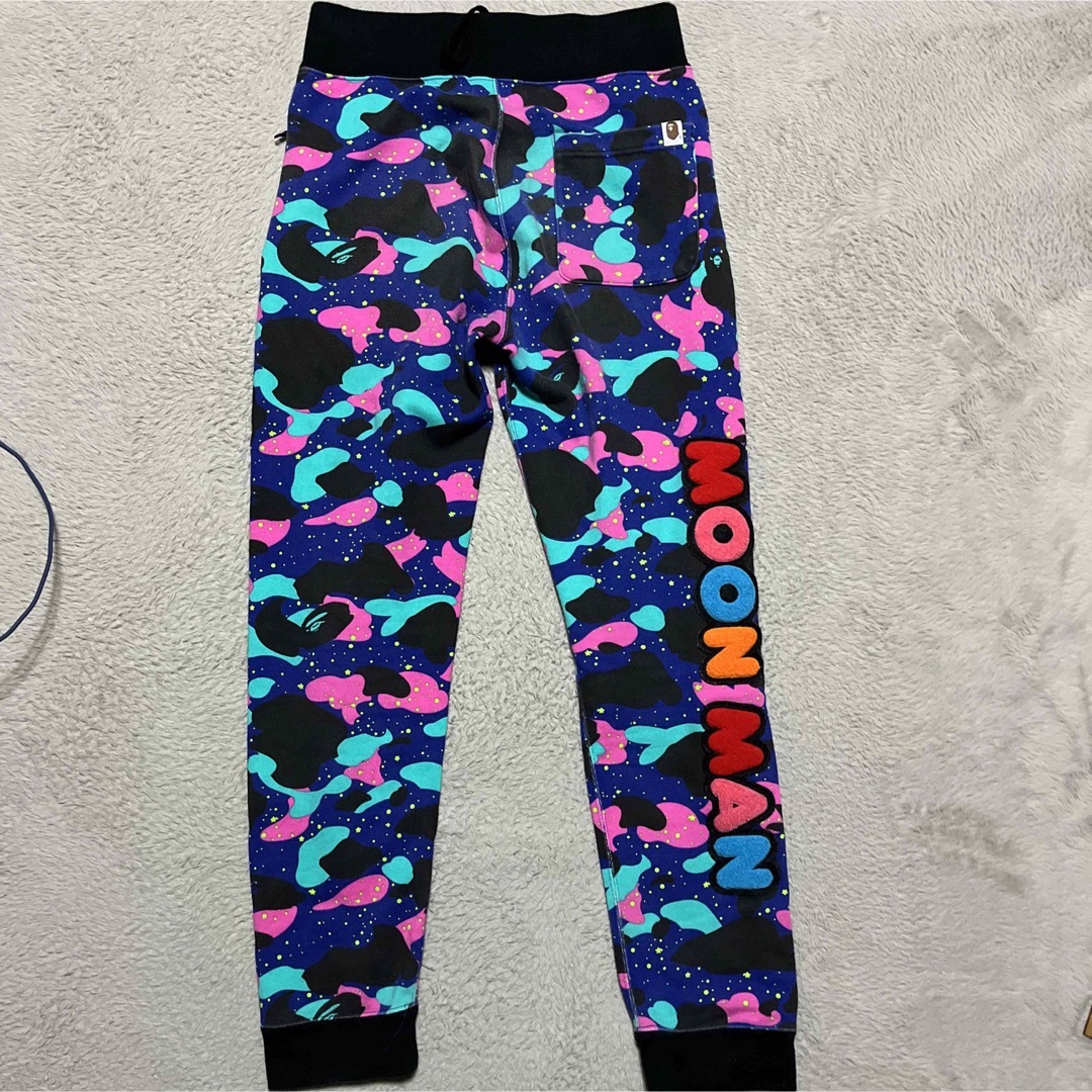 A BATHING APE(アベイシングエイプ)のAPE BAPE KAWS KID CUDI CAMO 迷彩　スウェットパンツ メンズのパンツ(その他)の商品写真