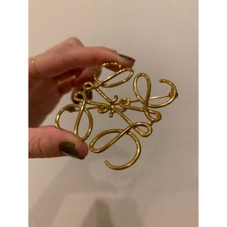 LOEWE - ロエベ Lロゴ フェイクパール ホワイト ブローチ J000236X03の LOEWE - ロエベ Lロゴ フェイクパール ホワイト ブローチ J000236X03の