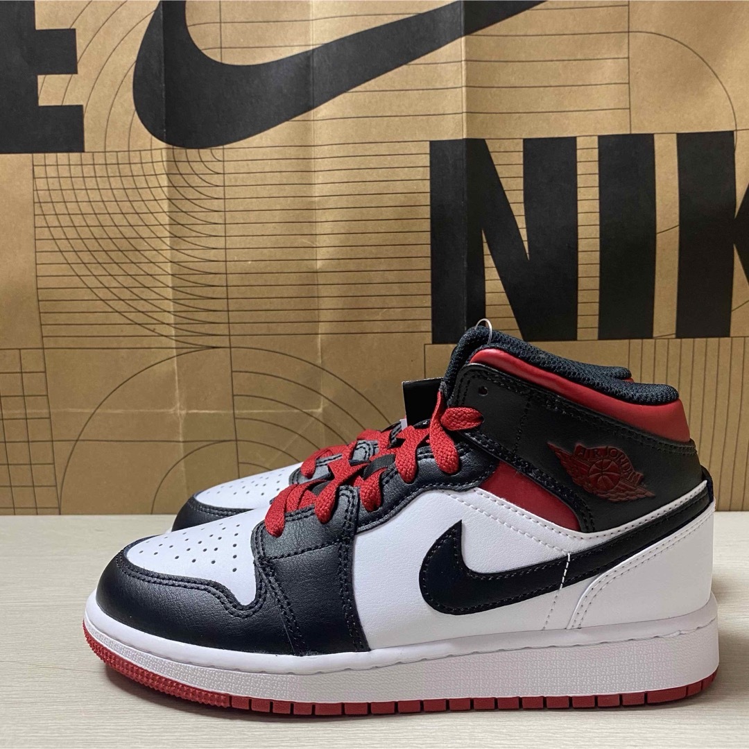 NIKE(ナイキ)の22.5cm AIR JORDAN 1 MID (GS) レディースの靴/シューズ(スニーカー)の商品写真