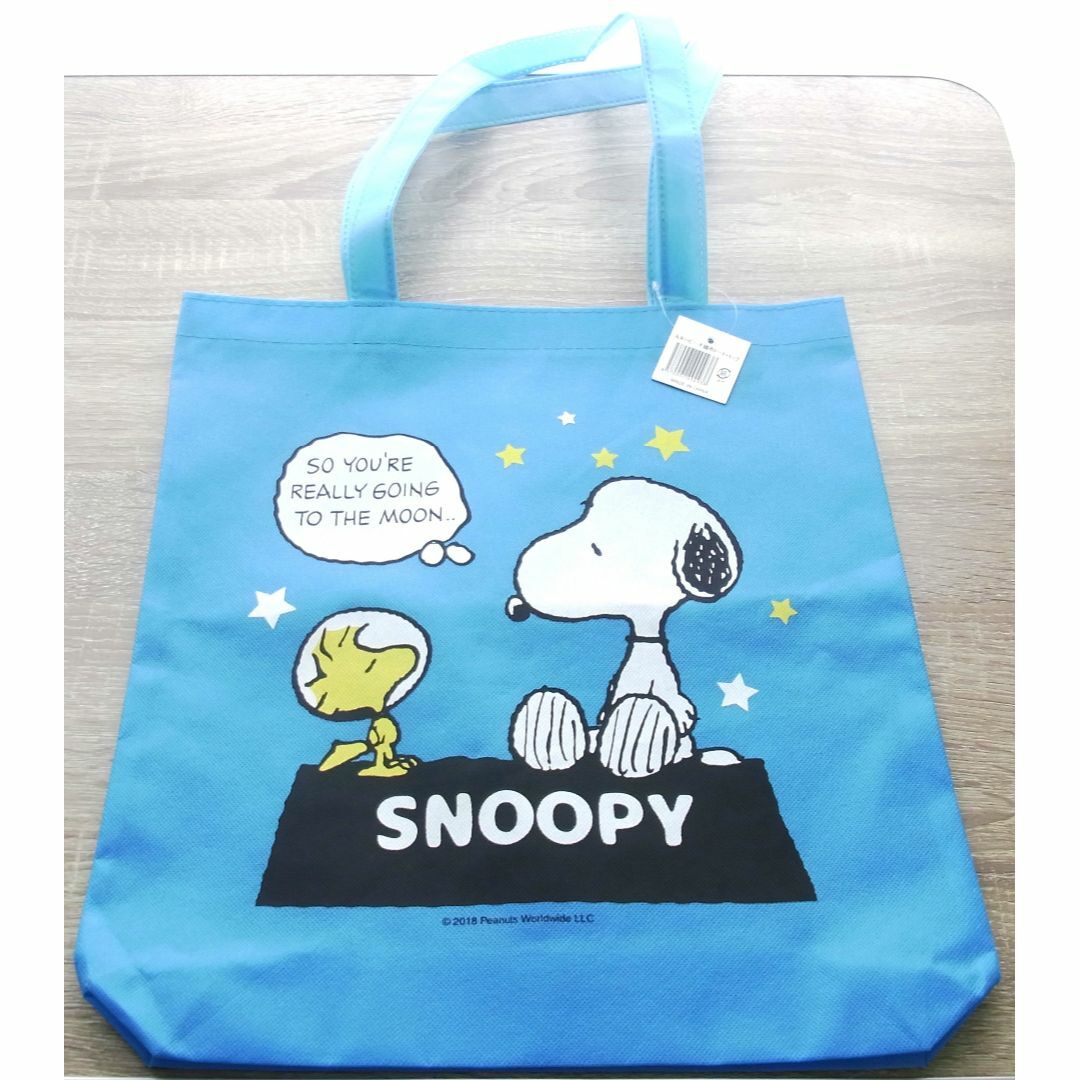 SNOOPY(スヌーピー)のスヌーピー柄の 不織布 トートバッグ　ブルー レディースのバッグ(トートバッグ)の商品写真