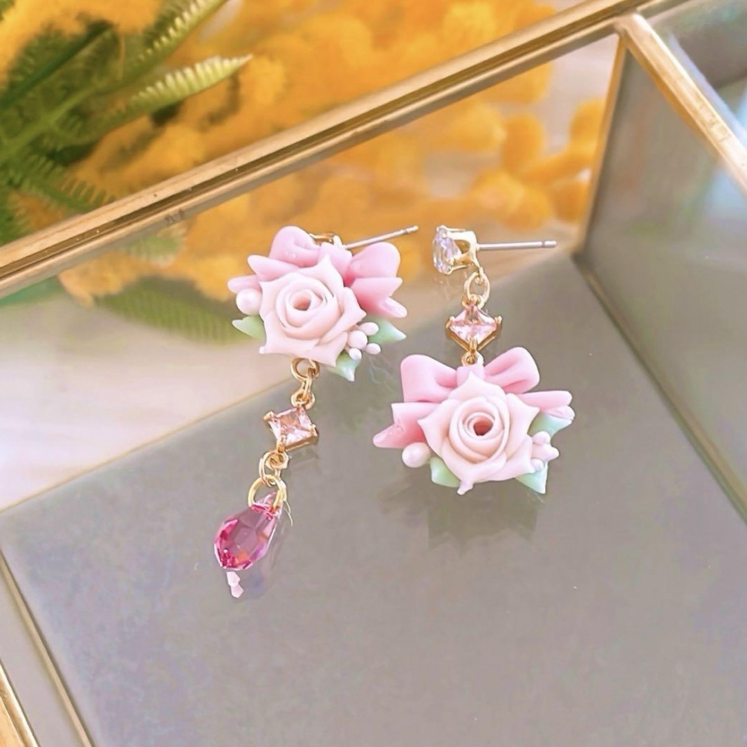 数量限定 asymmetry 薔薇 ジルコニア クリスタル ハンドメイドピアス レディースのアクセサリー(ピアス)の商品写真