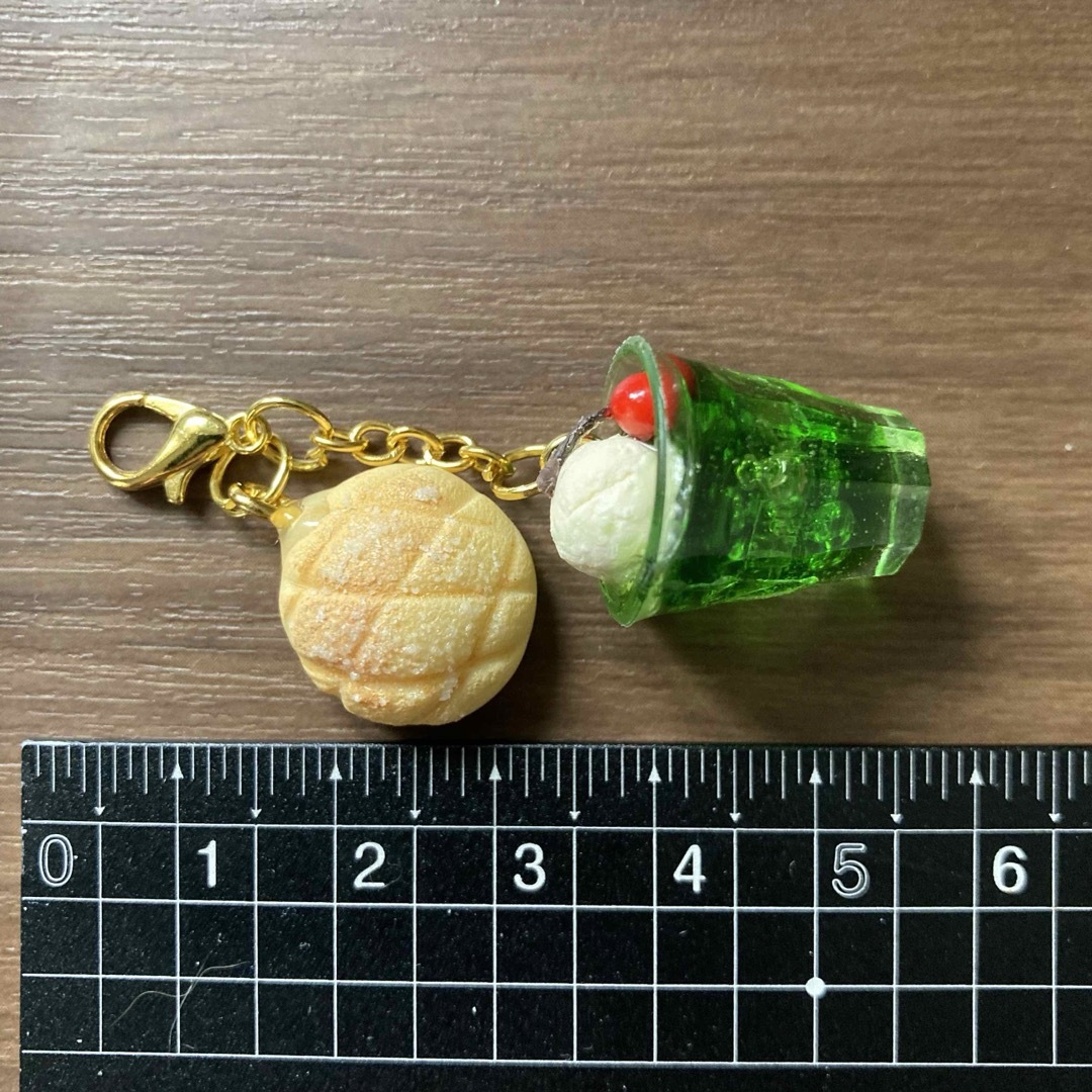 ミニチュアフード  メロンパンとメロンクリームソーダチャーム ハンドメイドのおもちゃ(ミニチュア)の商品写真