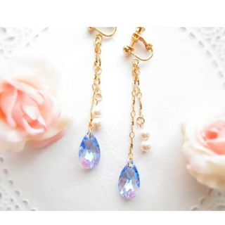 スワロフスキー(SWAROVSKI)の【イヤリング】スワロフスキー　パール　ブルー　しずく　ハンドメイドイヤリング(イヤリング)