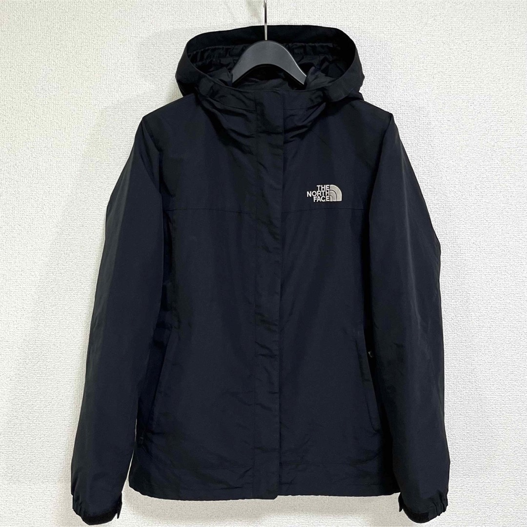 THE NORTH FACE(ザノースフェイス)の美品人気ノースフェイス マウンテンパーカー レディースM ブラック ロゴ刺繍 黒 レディースのジャケット/アウター(ナイロンジャケット)の商品写真