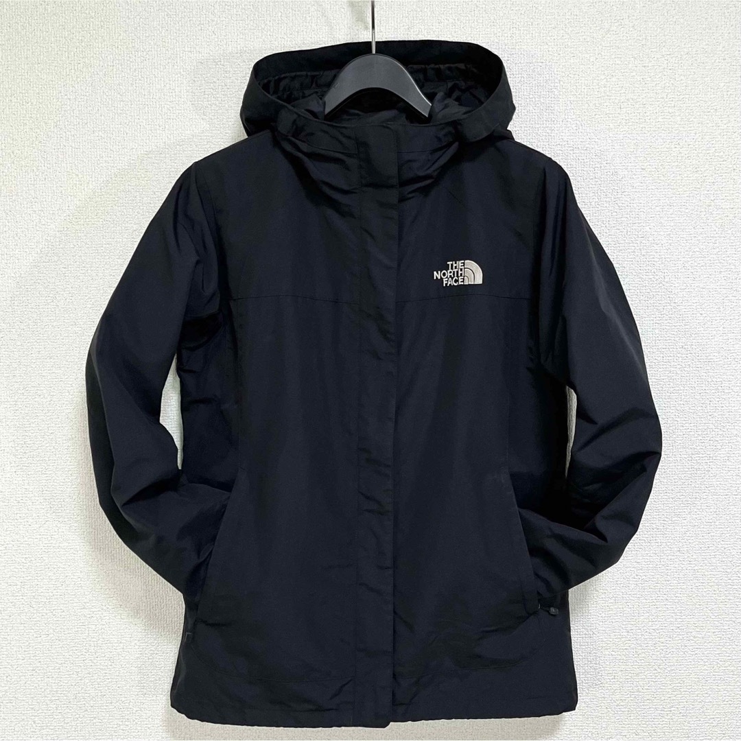 THE NORTH FACE(ザノースフェイス)の美品人気ノースフェイス マウンテンパーカー レディースM ブラック ロゴ刺繍 黒 レディースのジャケット/アウター(ナイロンジャケット)の商品写真