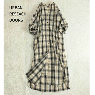 アーバンリサーチドアーズ(URBAN RESEARCH DOORS)の【美品】アーバンリサーチドアーズ　チェックシャツワンピース　アイボリー　フリー(ロングワンピース/マキシワンピース)