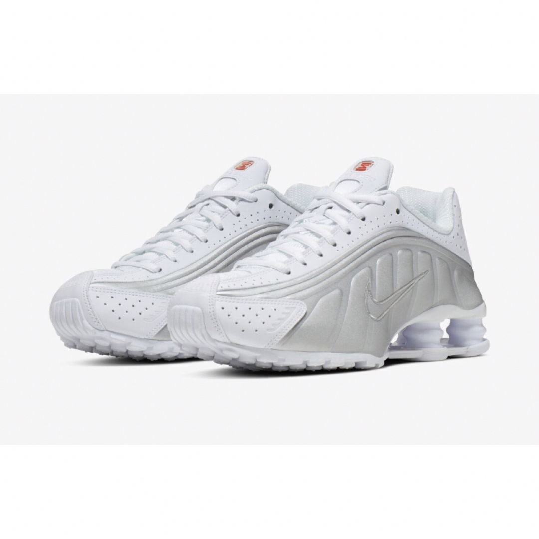 NIKE(ナイキ)のNIKE ショックス R4 White and Metallic Silver レディースの靴/シューズ(スニーカー)の商品写真