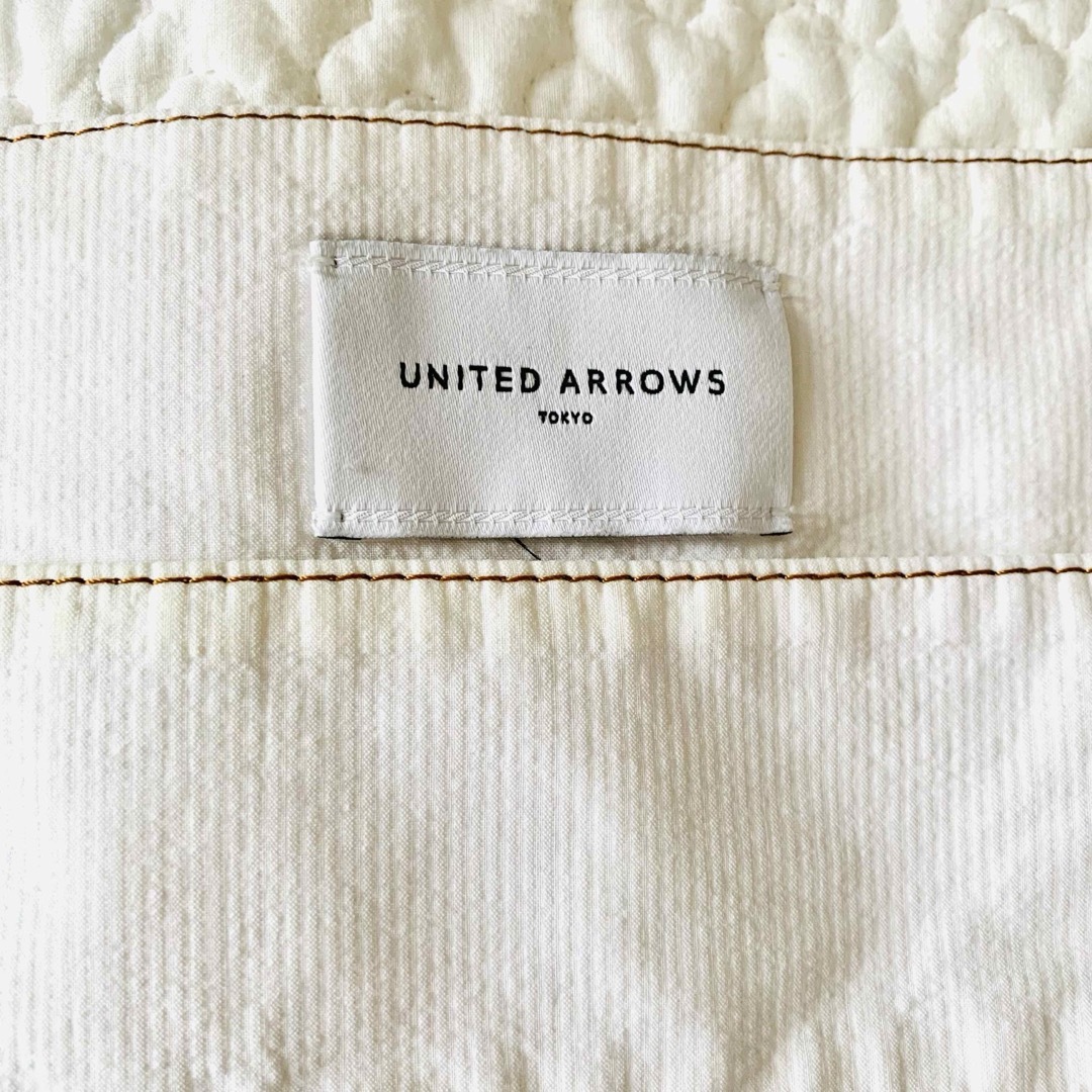 UNITED ARROWS(ユナイテッドアローズ)のUNITED ARROWS ブラウス　白 レディースのトップス(シャツ/ブラウス(長袖/七分))の商品写真