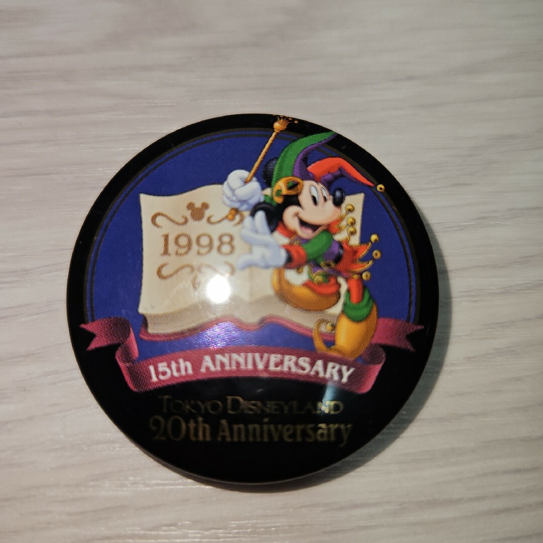 Disney(ディズニー)のレア ディズニー ミッキー 缶バッジ バッチ 20周年 アニバーサリー ランド エンタメ/ホビーのアニメグッズ(バッジ/ピンバッジ)の商品写真