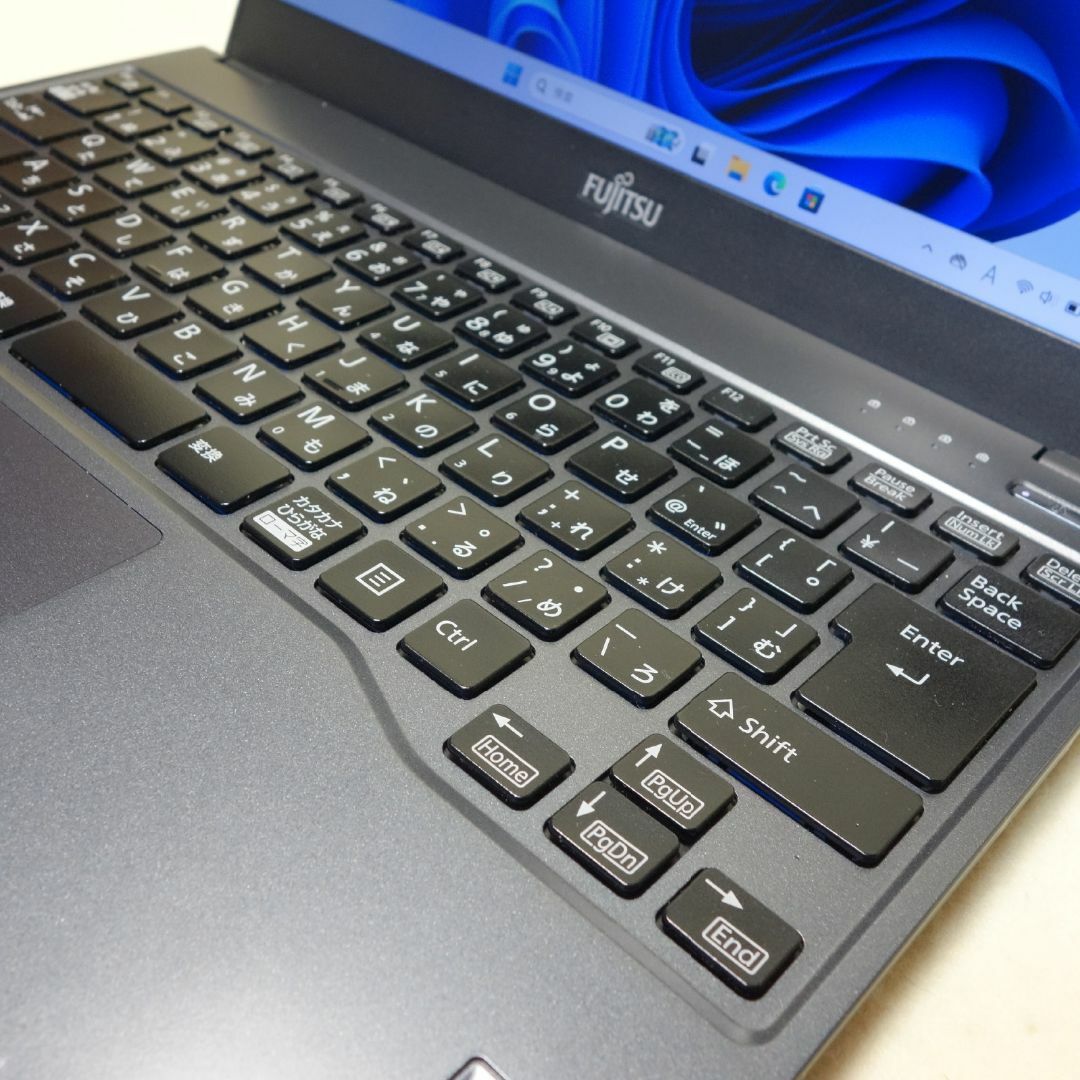 富士通(フジツウ)のLIFEBOOK U938◆i7-8550U/SSD 256G/8G/超軽量 スマホ/家電/カメラのPC/タブレット(ノートPC)の商品写真