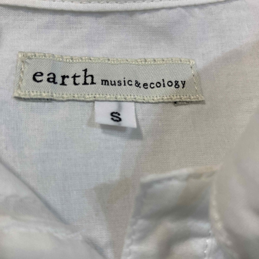 earth music & ecology(アースミュージックアンドエコロジー)のノーカラーボータイピンタックブラウス レディースのトップス(シャツ/ブラウス(長袖/七分))の商品写真