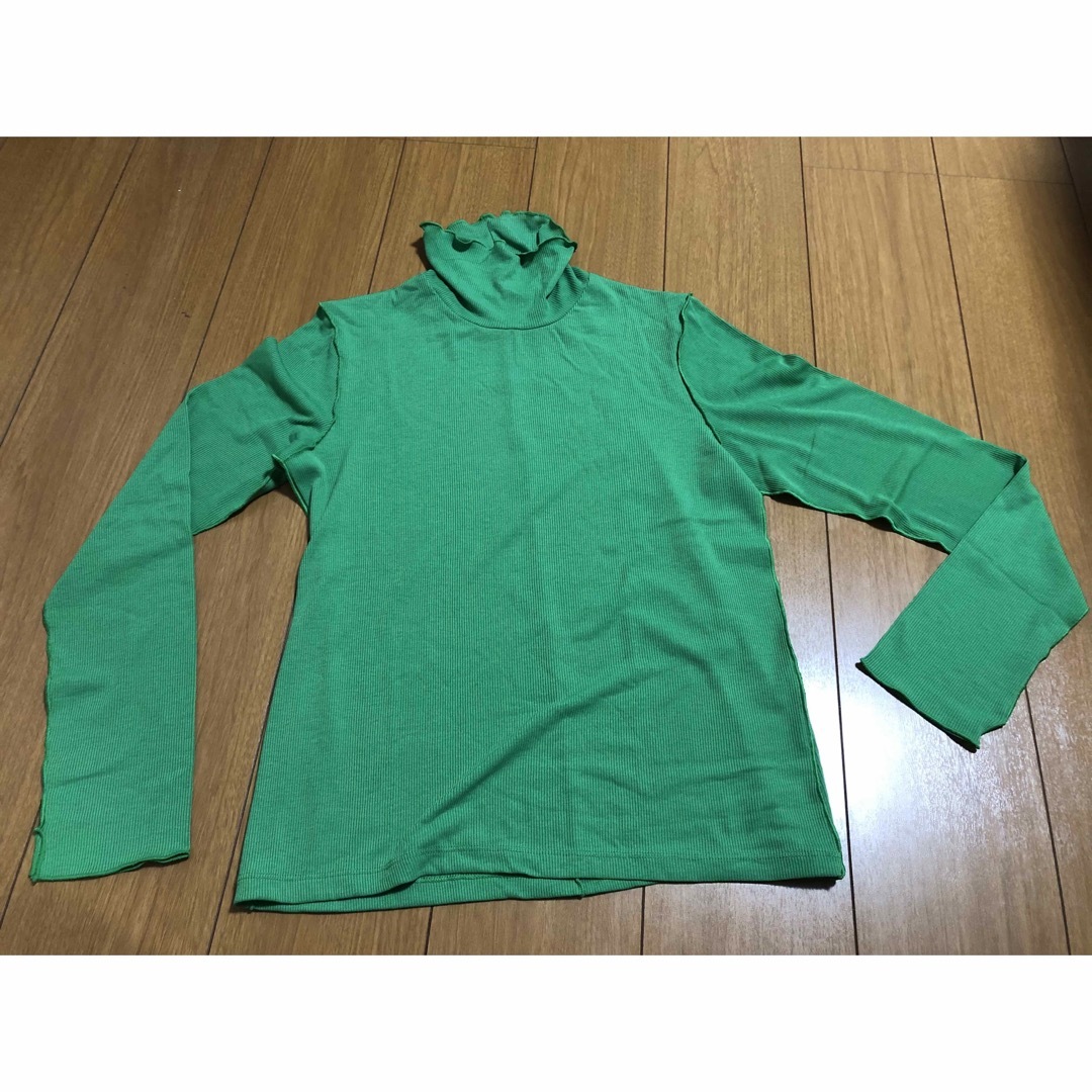 GU(ジーユー)のGU レディースグリーンハイネックロングTシャツ サイズL レディースのトップス(Tシャツ(長袖/七分))の商品写真