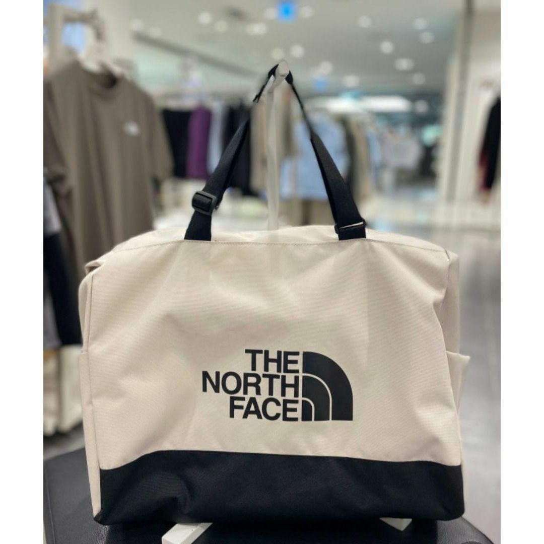 韓国限定品　THE NORTH FACE ライトダッフルバック ベージュ レディースのバッグ(ボストンバッグ)の商品写真