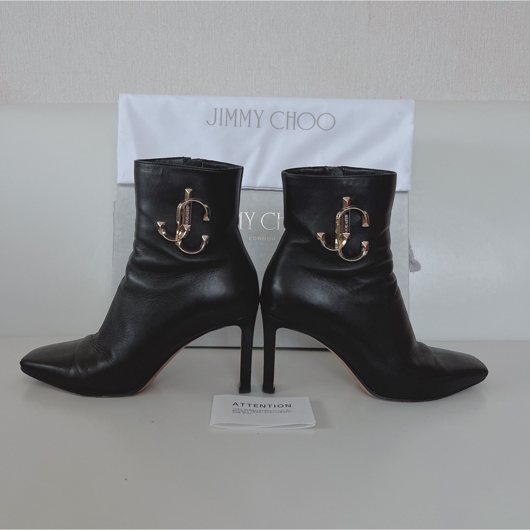 JIMMY CHOO(ジミーチュウ)の美品正規品Jimmy Choo(ジミーチュウ )ロゴ入りブラックショートブーツ レディースの靴/シューズ(ブーティ)の商品写真