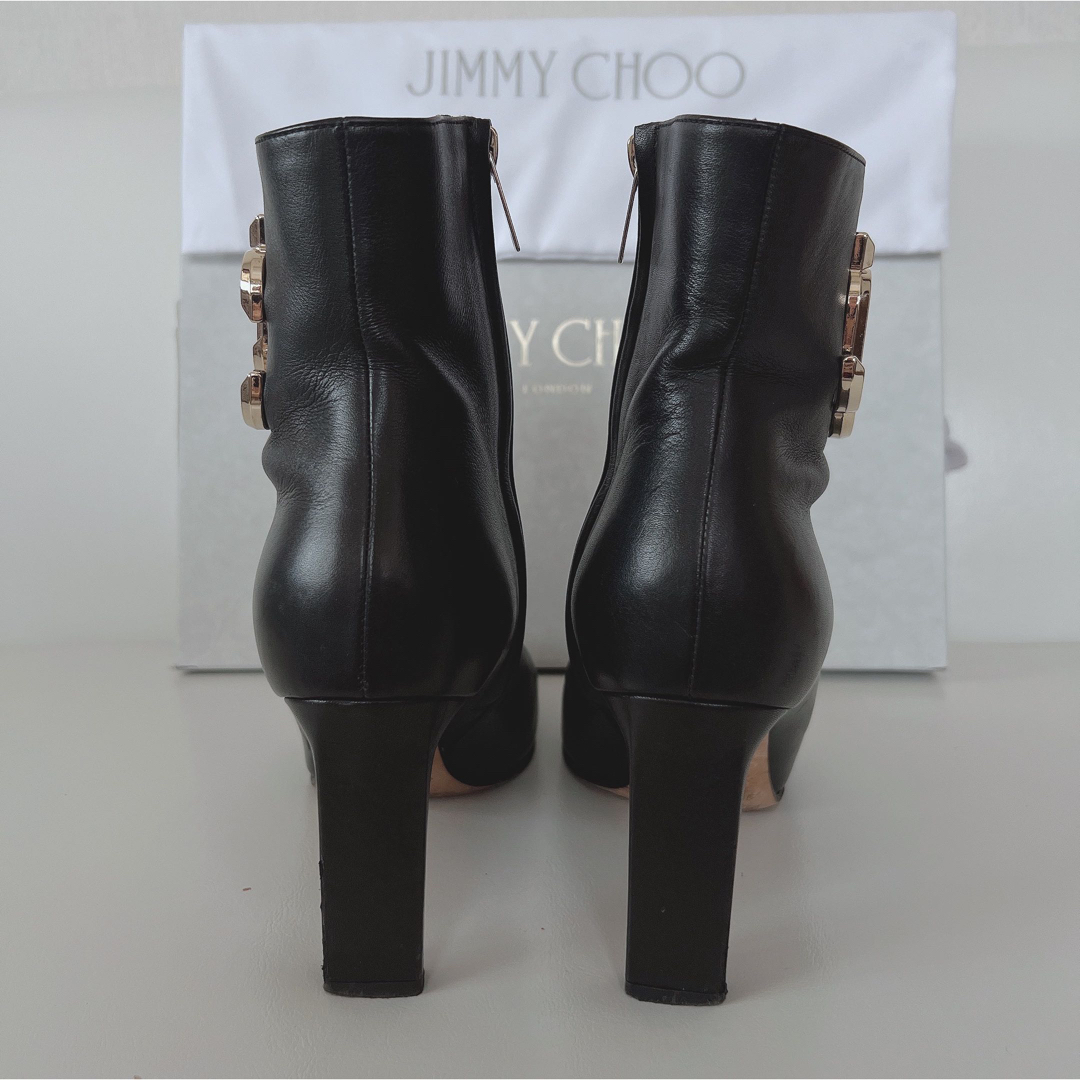 JIMMY CHOO(ジミーチュウ)の美品正規品Jimmy Choo(ジミーチュウ )ロゴ入りブラックショートブーツ レディースの靴/シューズ(ブーティ)の商品写真