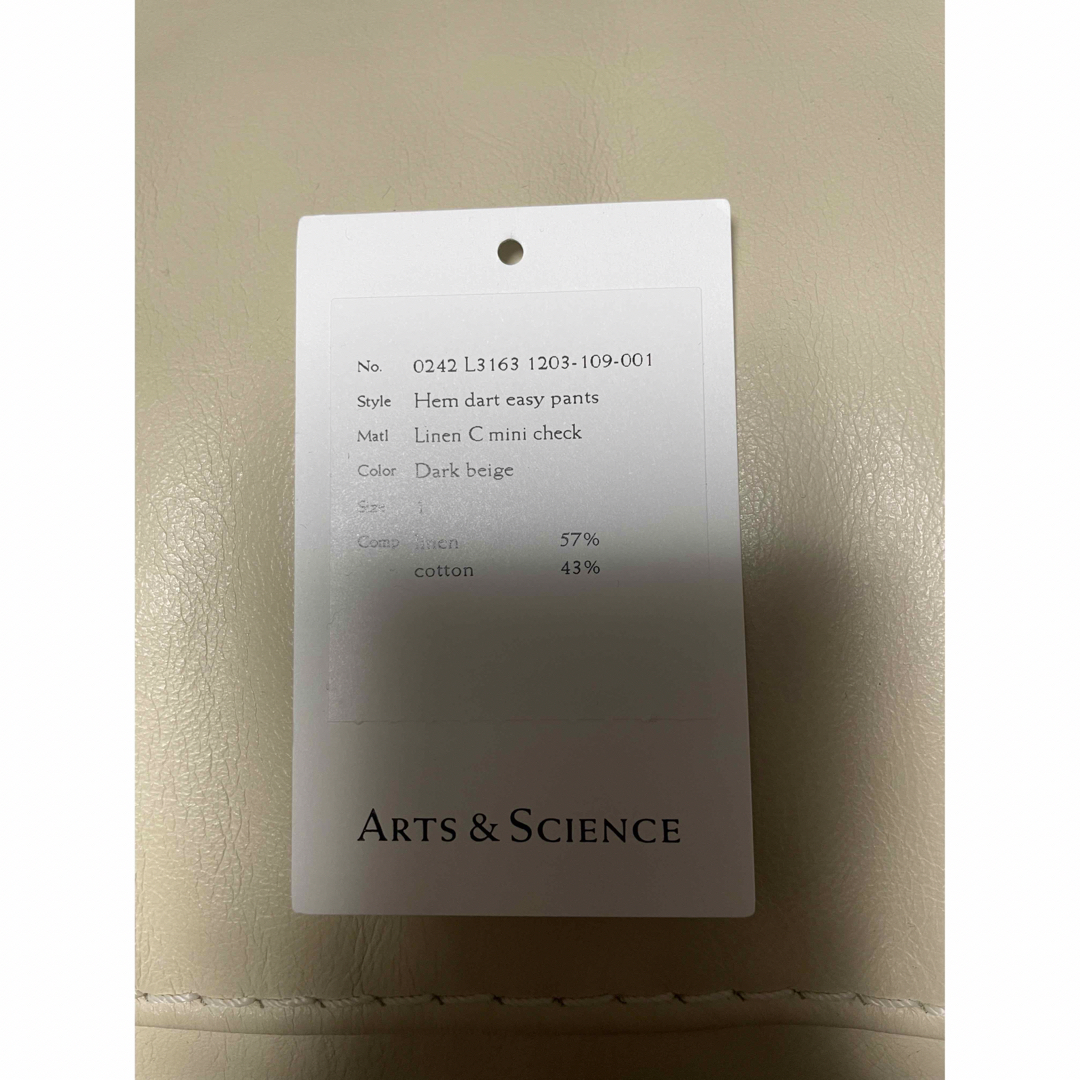 ARTS&SCIENCE(アーツアンドサイエンス)のarts&science Hem dart easy pants レディースのパンツ(カジュアルパンツ)の商品写真