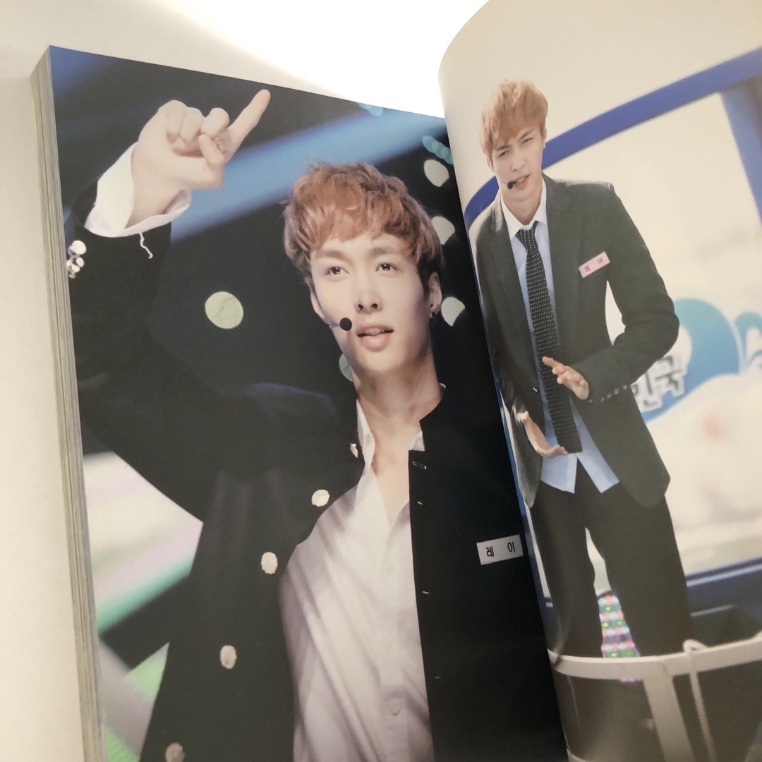 EXO(エクソ)のCHERE MAMIE 1st PB / EXO LAY マスター 写真集 エンタメ/ホビーのタレントグッズ(アイドルグッズ)の商品写真