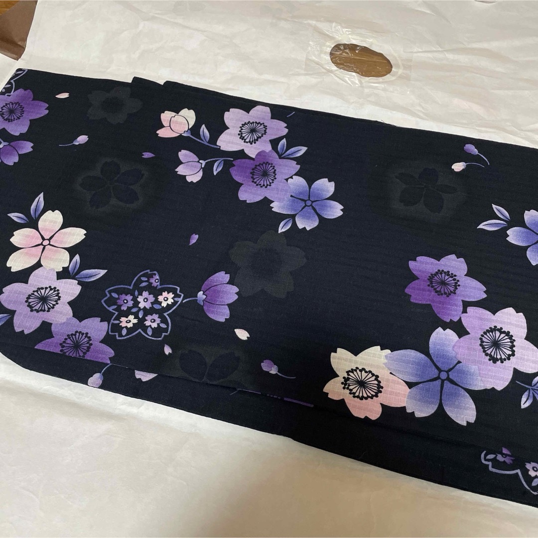 《浴衣》紫桜 黒地 綿100%（Mサイズくらい） レディースの水着/浴衣(浴衣)の商品写真