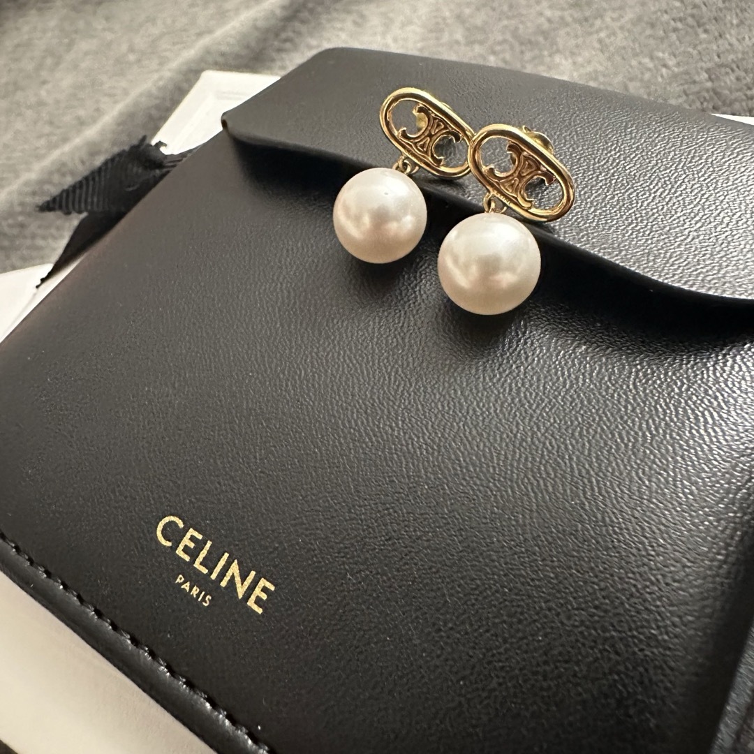 celine(セリーヌ)の新品 CELINE セリーヌ トリオンフ パール イヤリング ピアス ゴールド レディースのアクセサリー(ピアス)の商品写真