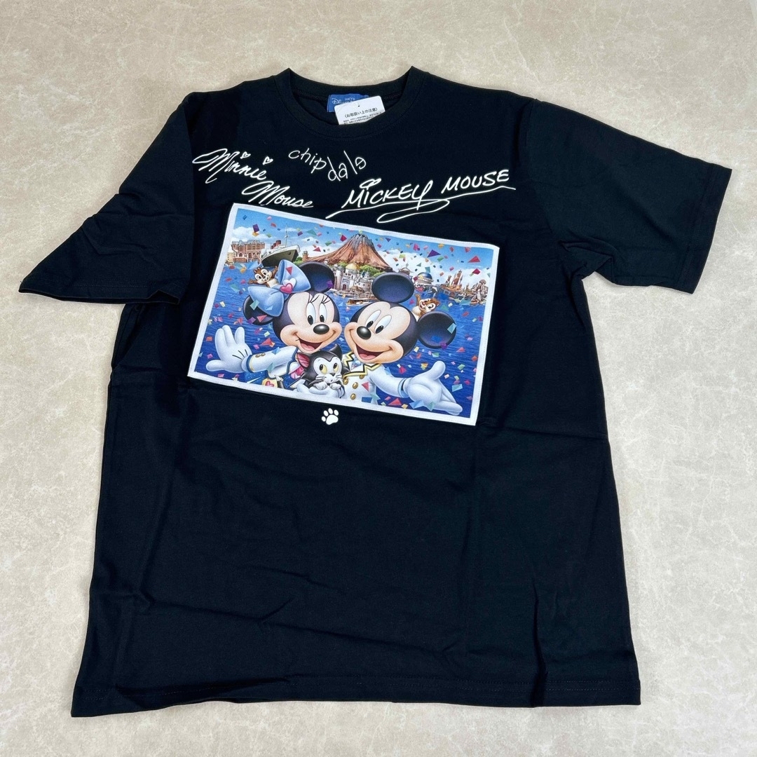 Disney(ディズニー)のディズニー　サイン　Tシャツ　ブラック　Mサイズ　半袖　ミッキー エンタメ/ホビーのおもちゃ/ぬいぐるみ(キャラクターグッズ)の商品写真