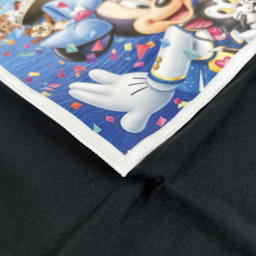 Disney(ディズニー)のディズニー　サイン　Tシャツ　ブラック　Mサイズ　半袖　ミッキー エンタメ/ホビーのおもちゃ/ぬいぐるみ(キャラクターグッズ)の商品写真