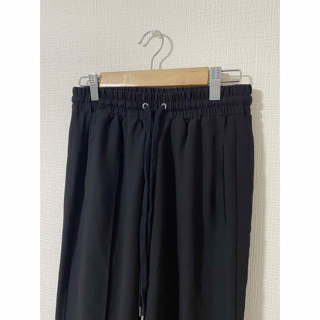 H&M(エイチアンドエム)のH&M   センタープレス　透け感　ストレートパンツ　黒　ブラック　EUR36 レディースのパンツ(カジュアルパンツ)の商品写真