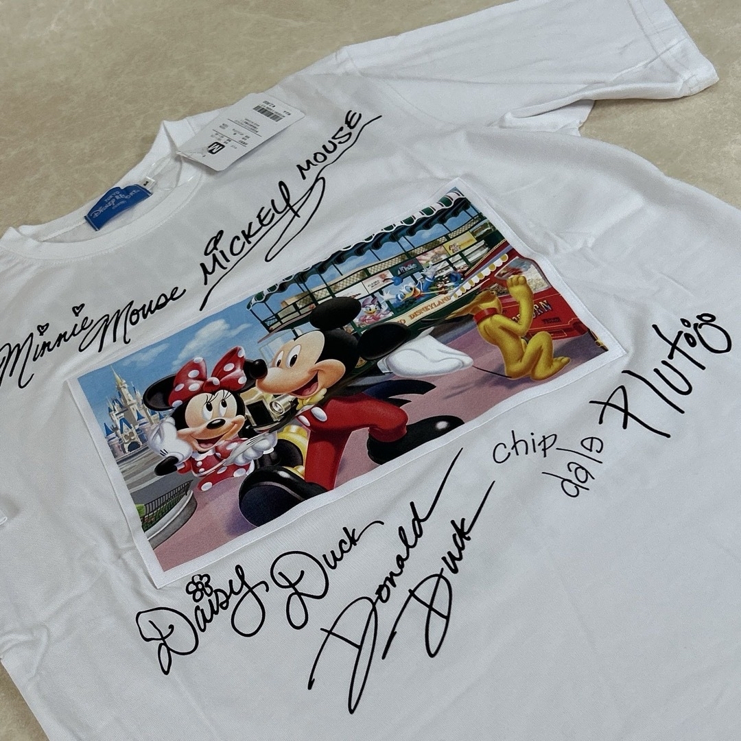 Disney(ディズニー)のディズニー　サイン　Tシャツ　ホワイト　Lサイズ　半袖　ミッキー エンタメ/ホビーのおもちゃ/ぬいぐるみ(キャラクターグッズ)の商品写真