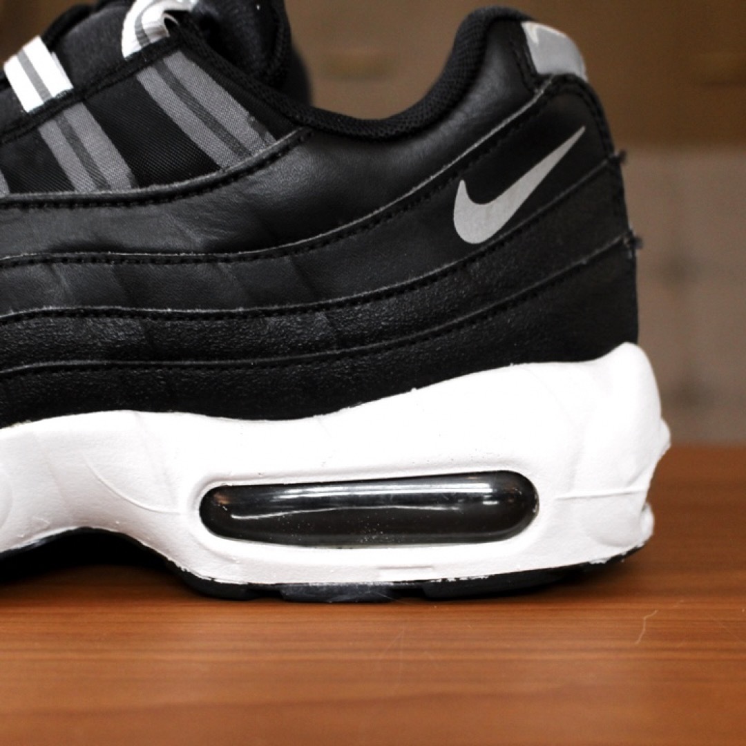 NIKE(ナイキ)のNike Air Max 95 essential ブラックホワイト 26.5 メンズの靴/シューズ(スニーカー)の商品写真