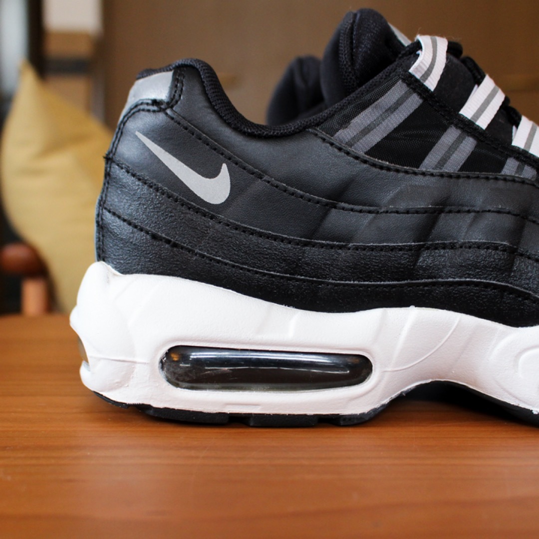 NIKE(ナイキ)のNike Air Max 95 essential ブラックホワイト 26.5 メンズの靴/シューズ(スニーカー)の商品写真