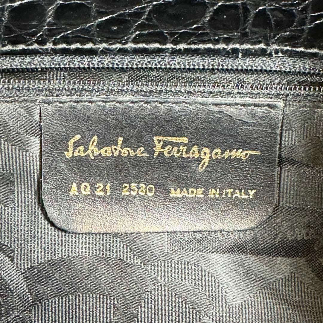 Salvatore Ferragamo(サルヴァトーレフェラガモ)の【良品】サルヴァトーレフェラガモ トートバッグ ヴァラ 型押し レザー ブラック レディースのバッグ(トートバッグ)の商品写真