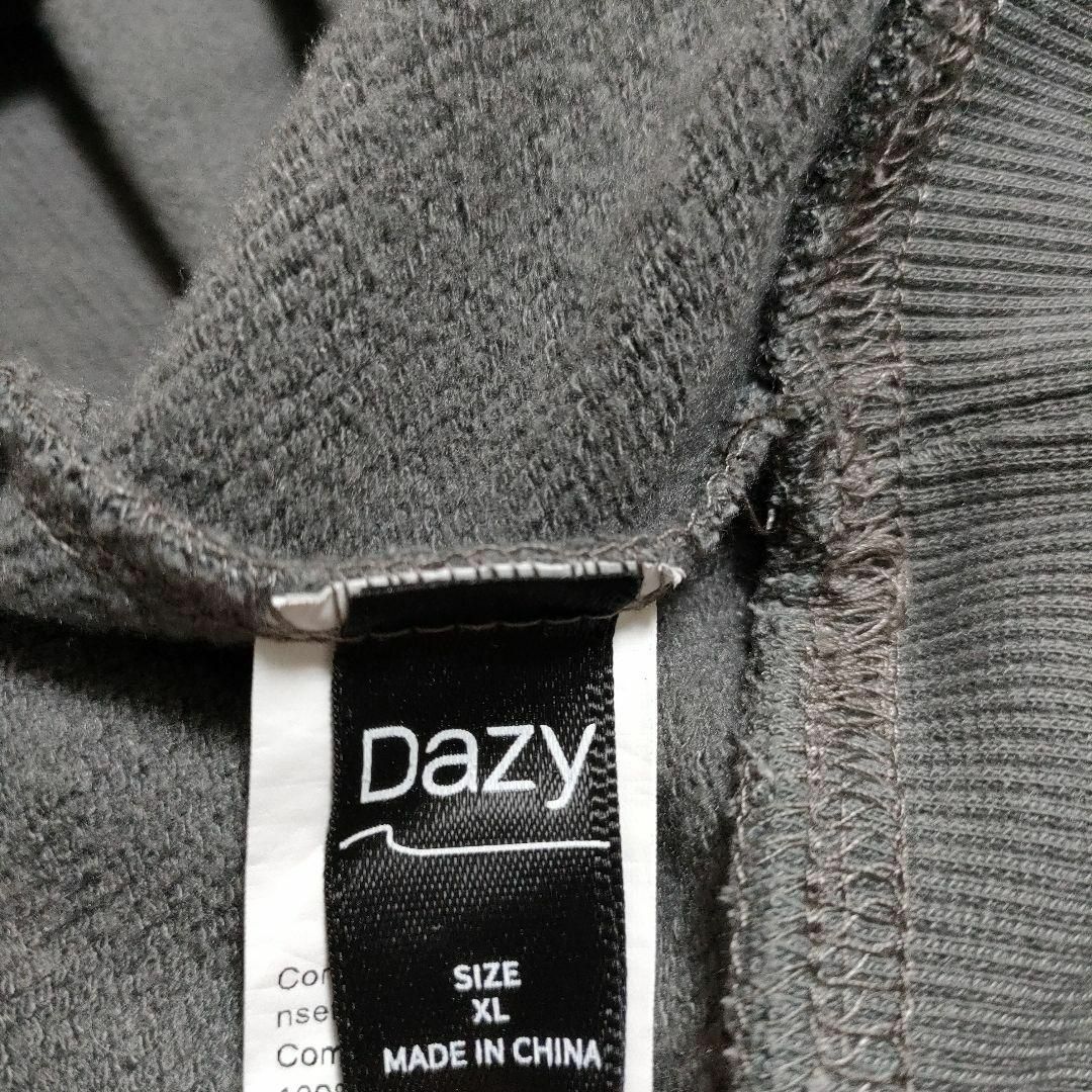 DAZY デイジー (XL)　文字グラフィック プルオーバー トレーナー レディースのトップス(トレーナー/スウェット)の商品写真